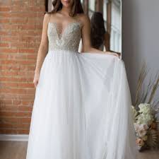 While the classic white gown will never go out of style, gold wedding dresses are on the rise, making a splash as they head from down the designer runways to down the aisle. 26 Sparkly Wedding Dresses For The Glamorous Bride