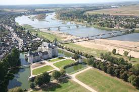 De loire vallei is een uitzonderlijk cultureel landschap van grote schoonheid, met historische dorpen en steden, waaronder blois, chinon. Chateau De Sully Sur Loire La Loire A Velo
