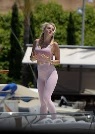 Someone who is extremely hot. Evelyn Burdecki 48