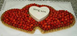 Doppelherztorte Aus Erdbeeren Mit Kleiner Dekortorte Aus Butterkrem Und Marzipan Torte Hochzeit Hochzeitstorte Herzform Ungewohnliche Hochzeitstorten