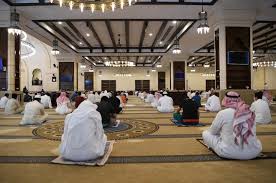 صلاة الجمعة في نفس وقت صلاة الظهر كما أنها تغني عنها وتؤدى بدلاً عنها فتكون من بعد زوال الشمس وتنتهي حتى يصبح ظل كل شيء مثله، و تكون يوم واحد من كل اسبوع يوم الجمعة ولا يصح أن يصليها العبد في أي يوم غير. ÙØªØ­ Ø§Ù„Ø¬ÙˆØ§Ù…Ø¹ ÙÙŠ Ø§Ù„Ù…Ù…Ù„ÙƒØ© Ù‚Ø¨Ù„ Ø£Ø°Ø§Ù† ØµÙ„Ø§Ø© Ø§Ù„Ø¬Ù…Ø¹Ø© Ø¨Ù€ 40 Ø¯Ù‚ÙŠÙ‚Ø© ØªÙØ§Ø¯ÙŠØ§ Ù„Ù„ØªØ²Ø§Ø­Ù… ØµØ­ÙŠÙØ© Ø§Ù„Ø§Ù‚ØªØµØ§Ø¯ÙŠØ©