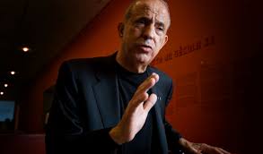 José manuel rodrigues berardo comih • gcih (funchal, santa luzia, 4 de julho de 1944), habitualmente conhecido como joe berardo, é um empresário e conhecido coleccionador de arte português. Hey Joe A Vida De Berardo