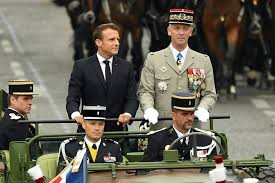 Les spectateurs qui souhaitent y assister. Videos 14 Juillet Emmanuel Macron Ouvre Le Defile Des Sifflets A Son Passage Actu Paris