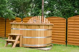 Der natürliche werkstoff holz ermöglicht ihnen, ausgesprochen stabile konstruktionen anzufertigen, die sie dabei millimetergenau an ihre individuellen bedürfnisse. Whirlpool Selber Bauen Tipps Zum Jacuzzi Selbstbau