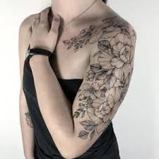 Tattoo Artist Yarina Tereshchenko Black Linework Graphic Tattoo Kiew Ukraine Sleeve Tattoos For Women Shoulder Tattoos For Women Tattoos For Women Flowers