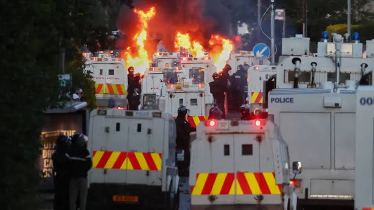 Segunda noche de disturbios en Belfast