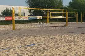 Beach volleyball with the men's team out, april ross and alix klineman. Alk Fur Beachvolleyballfeld Im Freibad