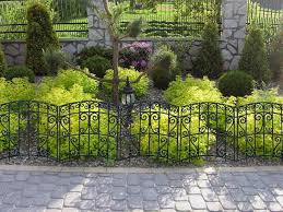 Pour les autres (ceux qui m'insultent ou me menacent), la seule chose que je vous souhaite c'est de vous retrouver rapidement dans les bases de l'insee, avec un peu de bol le covid vous y aidera. Petite Barriere Jardin Pour Delimiter Le Terrain Et Peaufiner L Ensemble