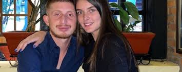 En redes sociales circularon imágenes en las que se observa que el actor octavio ocaña sostiene un arma de fuego, fotografía que fue tomada . Ella Es La Prometida De Octavio Ocana Actor De Vecinos