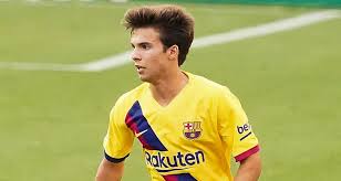 Une photo postée par le fc barcelone sur twitter a semé le doute dans l'esprit des supporters blaugranas et dans celui de gerard piqué qui n'a pas manqué de souligner leur ressemblance physique. Barca Riqui Puig Donne De Ses Nouvelles