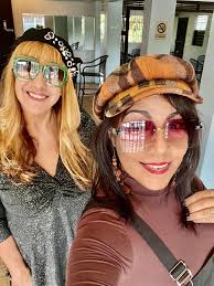 Pura nostalgia, la magia de esta canción es que podemos identificarnos.  Todos hemos perdido el tiempo sin los seres que amamos y que están lejos de  nuestro abrazo. Jorg Aridya Santiago Luis