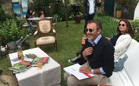 » en colère, elie semoun avoue « ne rien comprendre à cette époque de coincés et de psychorigides et de crétins qui prennent tout au premier. Une Pause Dedicace Avec Elie Semoun Dans Un Jardin De Pontoise Le Parisien