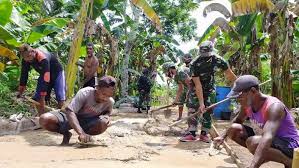 Dkrth yang juga kepala bappeko harus ada gotong royong, ramah tamah, bisa menghargai, toleransi, dan tidak cuek dengan tetangga. Jelang Natal Prajurit Tni Dan Warga Gotong Royong Bangun Jalan Kampung Di Merauke Bagian 1