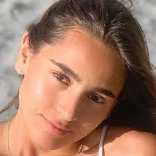 Delfis Reyes's Instagram, Twitter & Facebook