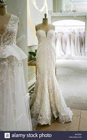 Dennis basso is an american fashion designer 110 west 20th street, new york, ny 10011: Hochzeitskleid Verkauf Stockfotos Und Bilder Kaufen Alamy