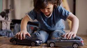 絶対に衝突しないおもちゃの車 悶えまくる子供たちが超絶キュートなベンツのcm adgang おもちゃの車 子供 衝突