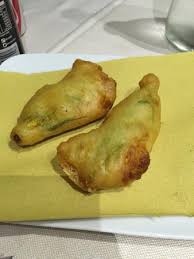 Anche i fiori di zucca fritti sono una ricetta tradizionale della cucina del ghetto romano. Fiori Alla Romana Di Zucca Ripieni Fritti Foto Di Ristorante Nuovo Canestro Roma Tripadvisor