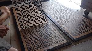 Ciri khas dari kaligrafi khat kufi adalah bentuknya yang kaku namun indah dan mempunyai karakteristik tersendiri. Kaligrafi Ayat Kursi Khat Kufi Cikimm Cute766
