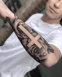 Epingle Par Anne Maud Itk Sur Braco Preenchido Tatuagem Pequena Tatouage Croix Pour Hommes Tatouage Avant Bras Idee Tatouage Avant Bras