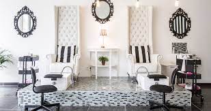 Manucure polie à ongles floral noir et blanc, vernis à ongles gel ongles. Salon De Manucure Ou Bar A Ongles Quelles Differences Identite