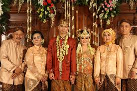 Www.batik.pasarberingharjo.com untuk pemesanan hubungi : Baju Orang Tua Pengantin Diary Hijaber