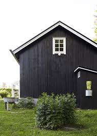 Varpunen Tikkurila Iv Musta Navetta Varpunen House Exterior Dark House Black House Exterior