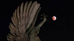 Berita tentang adanya gerhana bulan selalu menjadi sorotan bahkan orang rela pergi ke suatu tempat yang dapat memungkinkan melihat. Deretan Foto Spektakuler Gerhana Bulan Darah Serigala