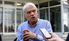Bernard tapie in a vegetative state because of his cancer treatment. Bernard Tapie Et Son Epouse Violentes Lors D Un Cambriolage