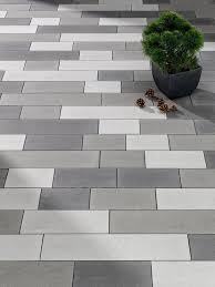 Pflaster Atlantis Bringt Abwechslung In Die Umgebung Die Zeiten In Denen Betonpflastersteine Je Nach Zement Garten Ideen Einfahrt Gestalten Garten Pflaster