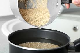 La quinoa bianca ha un sapore più delicato e per questo è particolarmente indicata per la preparazione di dolci. Insalata Di Quinoa Classica 4 Ricette Originali Cucina Ricette