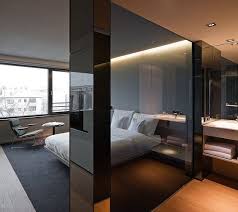 Wall surface is perfectly smooth. A Minimalist Bedroom Separated With A Smoked Glass Partition From The Bathroom Schlafzimmer Design Wohnung Innenraume