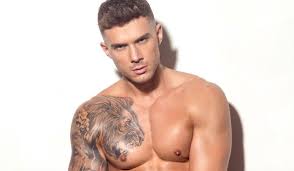 Aaron Gill di Ex On The Beach si toglie le mutande e resta nudo (VIDEO) -  BitchyX