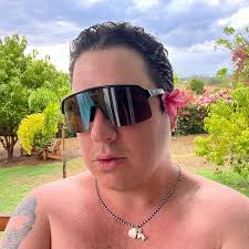 𝘴𝘵𝘪𝘤𝘬𝘺 𝘢𝘯𝘥 𝘨𝘰𝘭𝘥 𝘭𝘪𝘬𝘦 𝘩𝘰𝘯𝘦𝘺 𝘯𝘶𝘵 𝘰'𝘴