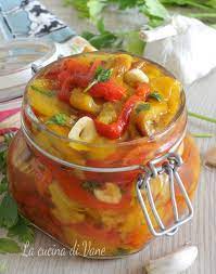 Ecco come mettere in olio filetti di peperoni insaporiti con aglio e peperoncino. Peperoni Sott Olio Da Conservare Ricetta Piatto Estivo Gustoso Ricette Ricette Contorni Peperoni