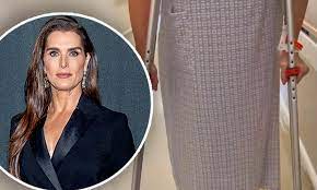 Brooke Shields Says She S A Fighter As She Discusses Overcoming A Broken Femur And Complications Daily Mail Online
