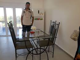 table de cuisine en fer forge et du ver tromper avec des chaise tres confortable lab coat coat home decor