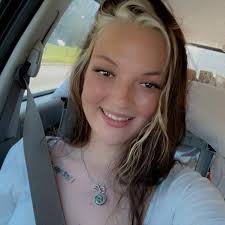 A hug from a tall person would fix all your problems 🤎