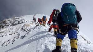Mount everest, mountain on the crest of the great himalayas of southern asia that lies on the border between nepal and the tibet autonomous region of china. Bereits Zehn Tote Am Mount Everest Aktuell Asien Dw 25 05 2019