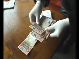 Politistii au acceptat invitatia la masa, doar ca au informat dga si au luat cu ei si un procuror. 300 De Euro Pentru Un Permis De Conducere Youtube