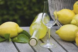 Comment Boire Du Limoncello Limoncello Boissons Italiennes Liqueur De Citron