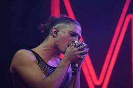 Chi davvero ti vuole bene lo riconosci nelle tempeste, sarà sempre pronto a sorreggerti. Il Nuovo Taglio Di Capelli Di Damiano David Il Cantante Dei Maneskin