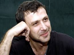 Ortamına alışamadığı yeni okulunda popüler olmak ve derslerinden kaçmak için okulun tiyatro koluna girdi. Nejat Isler Hastaligim Dizi Yuzunden Patladi Magazin Haberleri Ntv