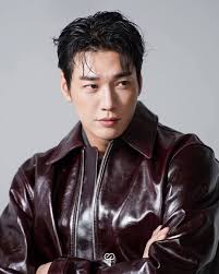 MODEL TURNED ACTOR Kim Young-kwang is a South Korean actor and model. Kim  began his career as model and has walked the runways of world-renowned  designers such as Alexander McQueen, Vivienne Westwood