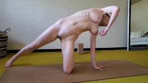 娇小强壮的宝贝裸体做瑜伽