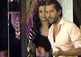 Deniz akkaya'nın bir dönem birlikte olduğu eski sevgilisi, kızı ayşe'nin babası efe önbilgin, deniz akkaya'ya bir firmanın reklamı için 10 yaşındaki kızlarının bikinili fotoğraflarını sosyal medyada. Efe Onbilgin Sonunda Kizi Ayse Yi Nufusuna Aldi