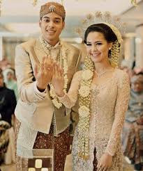 Tampil sederhana nan elegan juga akan membuatmu tampil cantik dengan balutan baju. 21 Baju Pernikahan Jawa Modern Konsep Penting