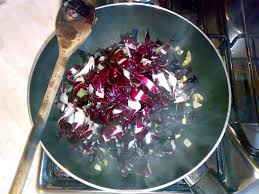 Il risotto al radicchio è un primo piatto chic e facile! Ricetta Fusilli Radicchio Pinoli E Robiola Ideericette