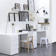 Sleek And Stylish White Work Space Ikea Malm Drawers Would Work Well To Achieve This Look Mit Bildern Wohn Buro Buroraumgestaltung Haus Interieurs