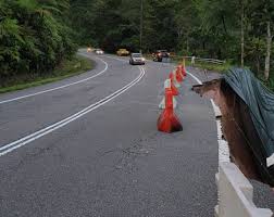 A police official in central malaysia says hundreds of searchers using tracker dogs found two survivors and recovered seven bodies. Landslide Damages 100m Stretch Of Simpang Pulai Cameron Highland Road The Star