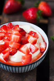 Cremigster Vanillequark Mit Erdbeeren Aus Vier Zutaten Rezept Lecker Rhabarberkuchen Rezept Erdbeeren